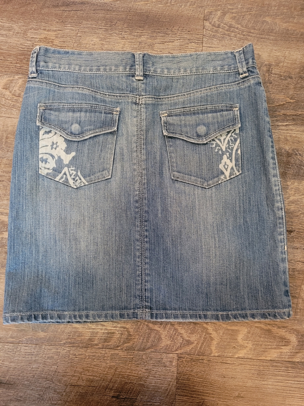 New York & Co Size 6 Medium Wash Jean Skirt Knew Length Detail Back Pocket